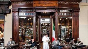 La facciata del bar Mulassano a Torino.